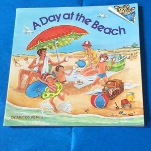 🎉2/15.00🎉 A Day at the Beach, vintage 1977, excellent bundle ⭐️🎉🎁🍀 sale!